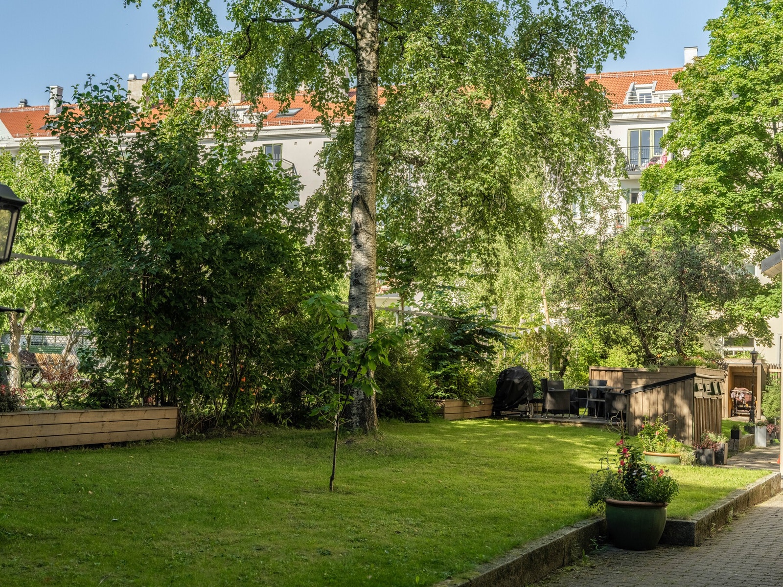 Borettslaget har en felles opparbeidet hage med frodig beplantning. Her er det sittegrupper, sykkelparkering og barnevognsparkering til glede for beboerne. Galleribilde