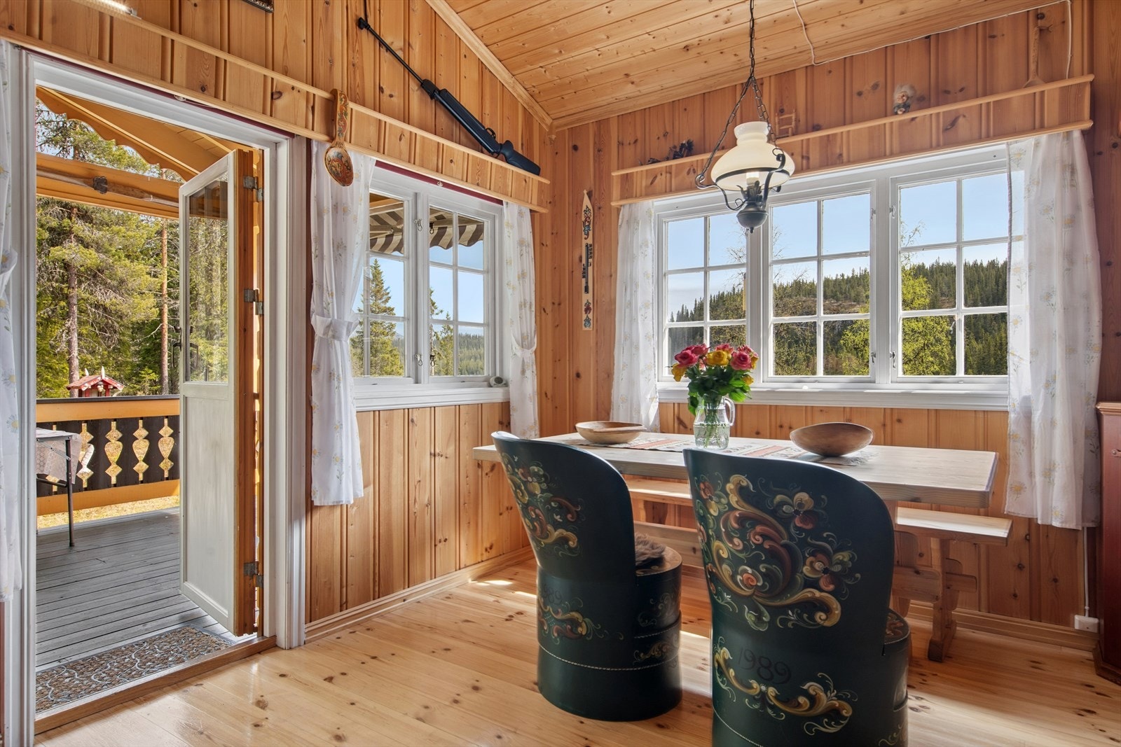 Fra stuen er det direkte adkomst til terrassen, som skaper en naturlig sammenheng mellom inne- og uteområdene. Galleribilde