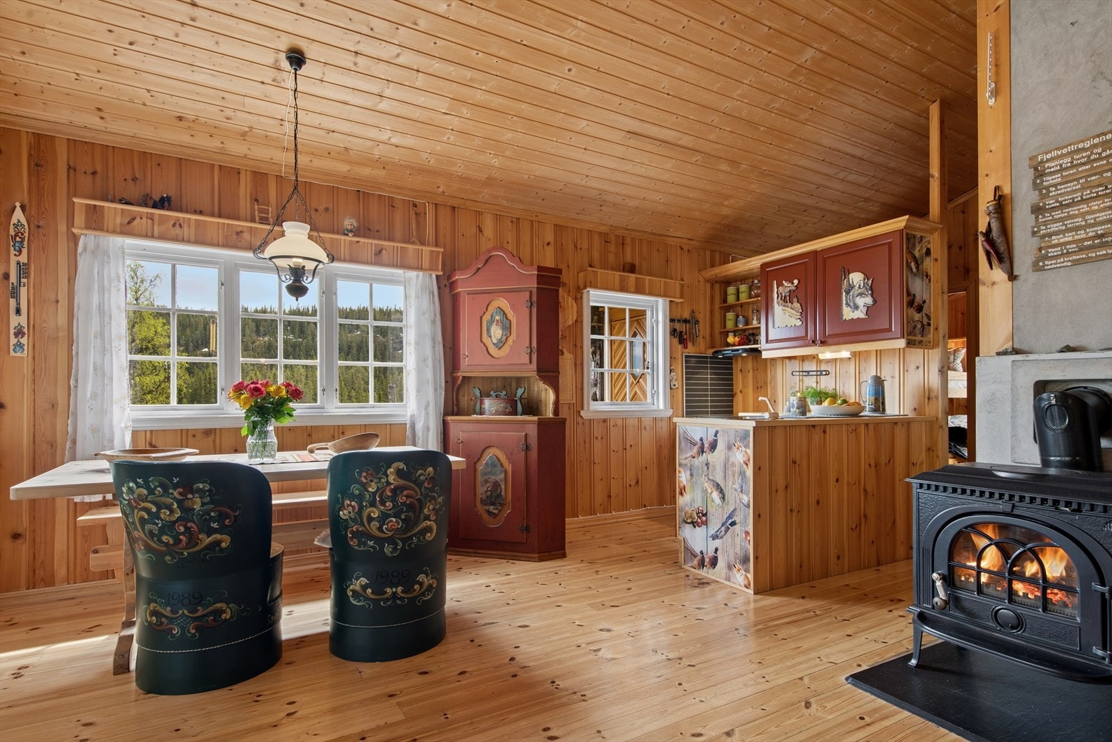 Kjøkkenet ligger i åpen løsning mot stuen, noe som gir en sosial og funksjonell løsning. Galleribilde