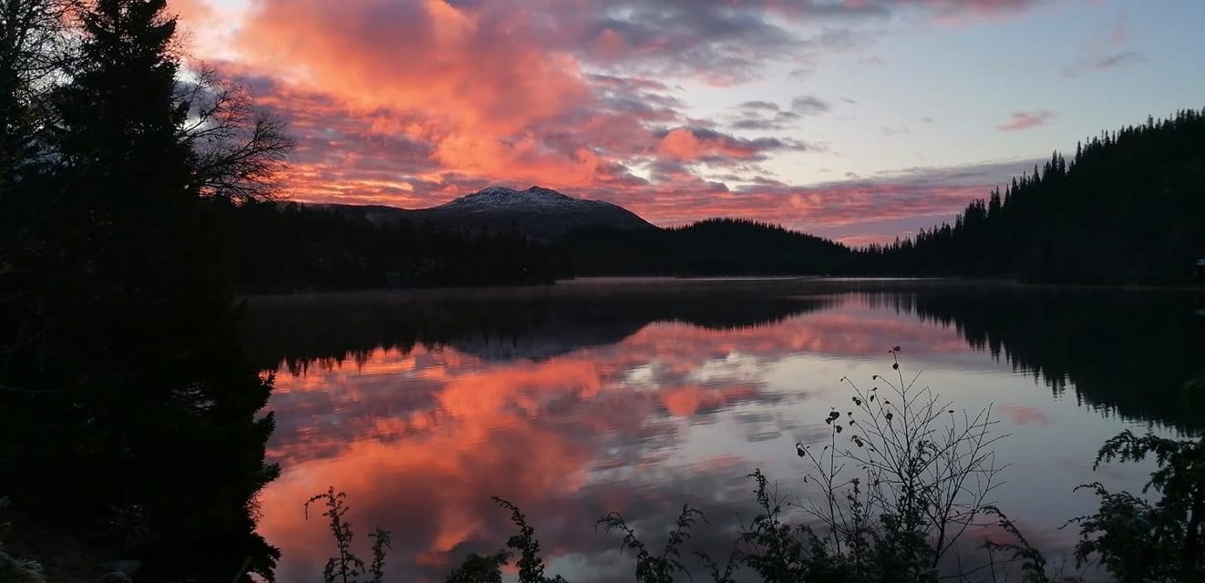 Magiske kvelder med himmel i vakre fargespill. Privat foto. Galleribilde