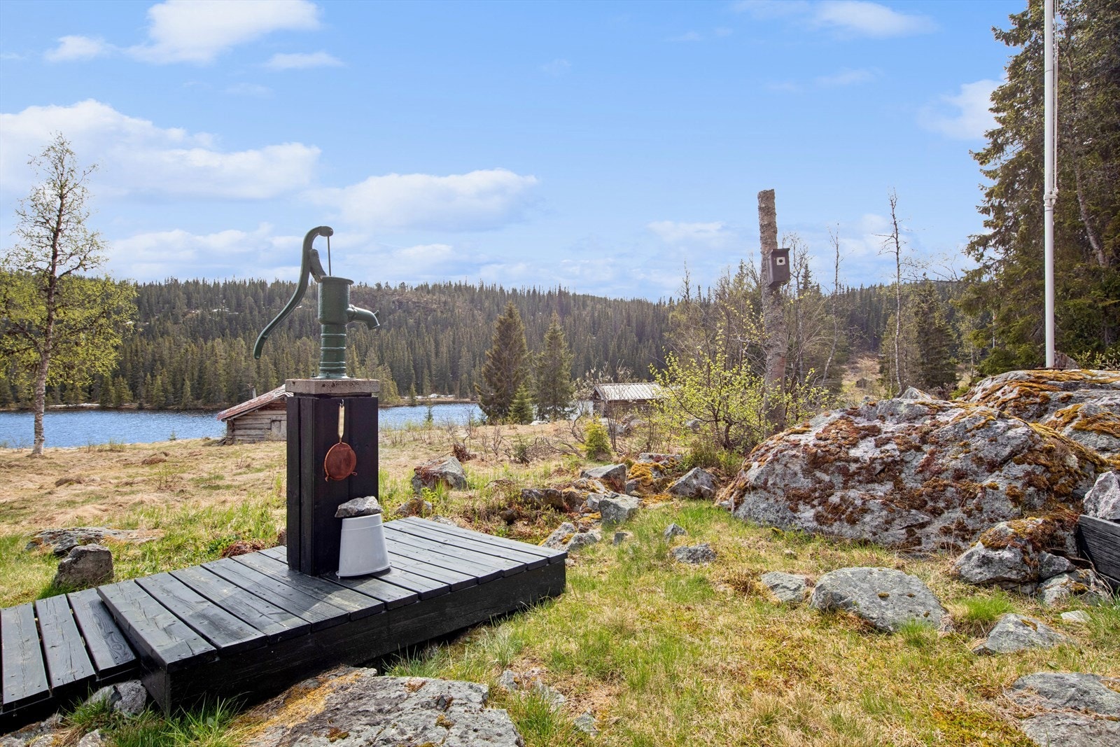 Det er etablert brønn på eiendommen, og vannet benyttes til forbruksvann. Drikkevann hentes i bekk i nærheten. Galleribilde