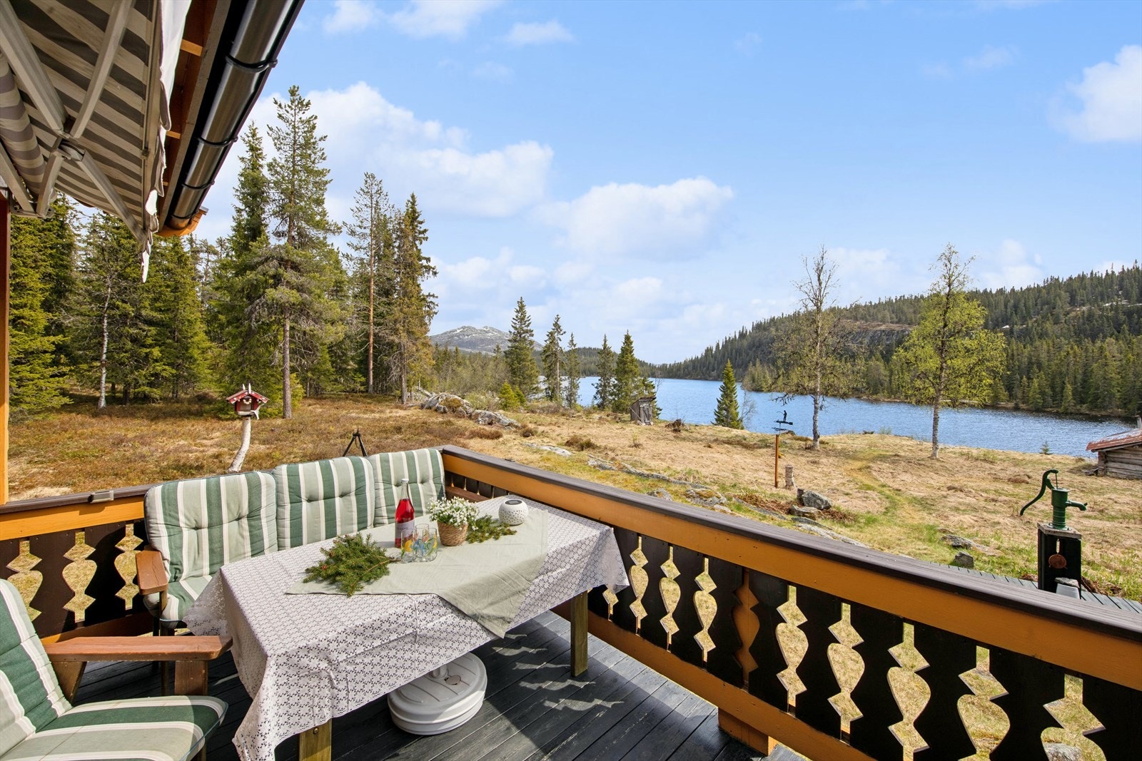 Stor, delvis overbygget terrasse på ca. 30 m² med nydelig utsyn mot vannet - perfekt for lange, late sommerdager. Galleribilde