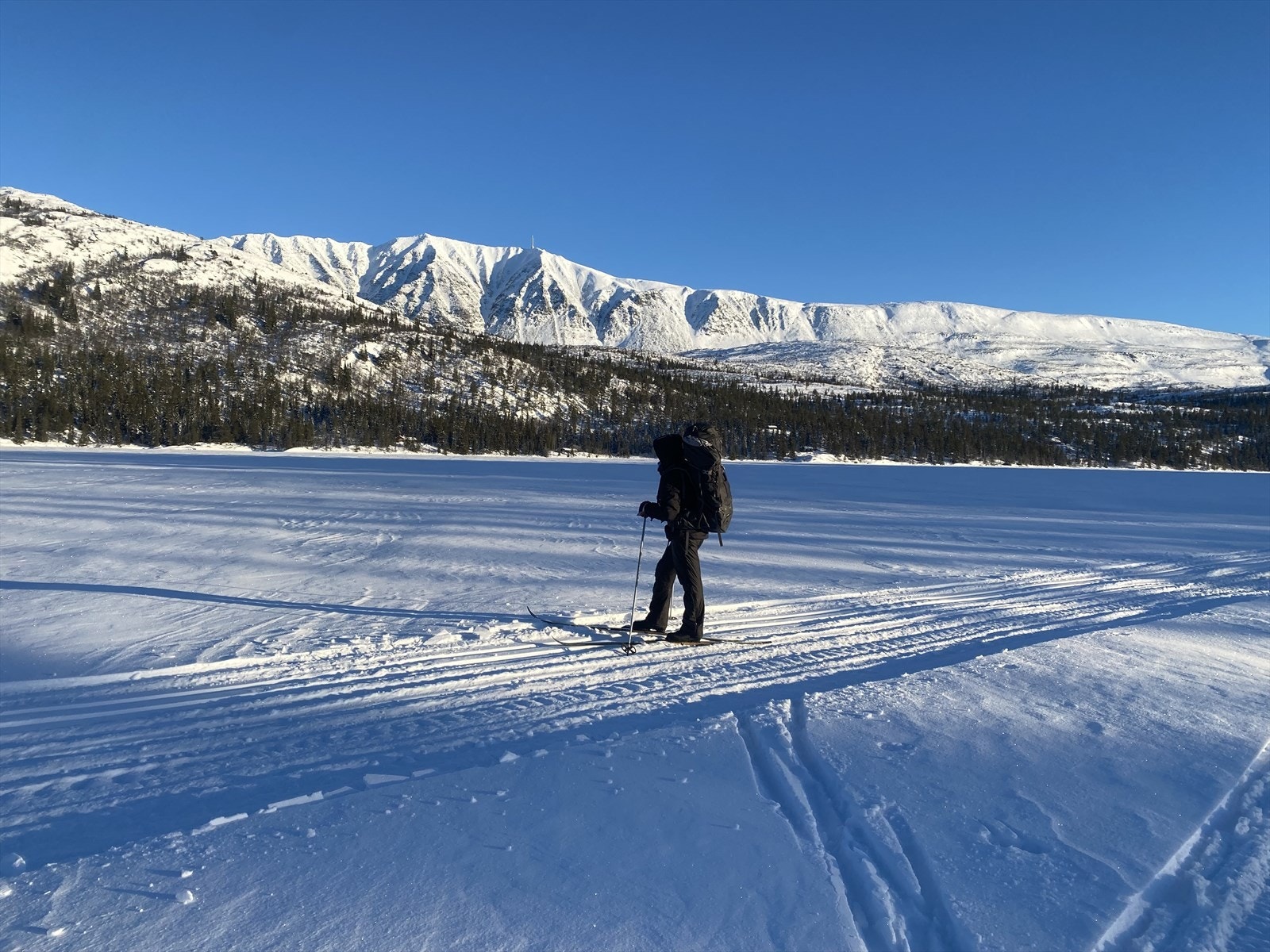 Vinterstid foregår adkomsten til hytta over islagt vann. Privat foto. Galleribilde