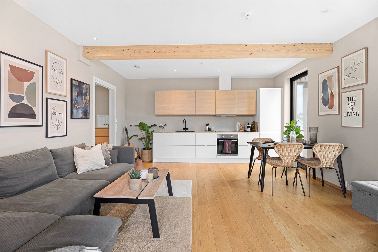 Romslig stue med god plass til sofa og spisebord Galleribilde