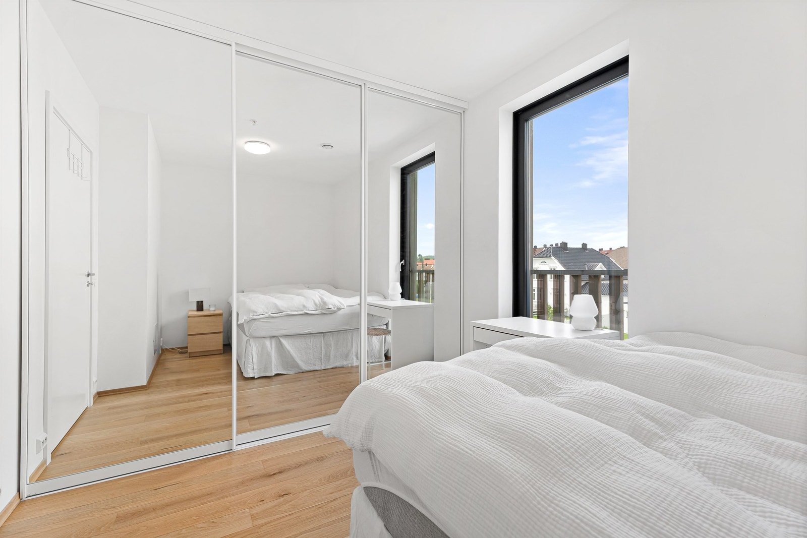 Deilig stor skyvedørsgarderobe med speil Galleribilde