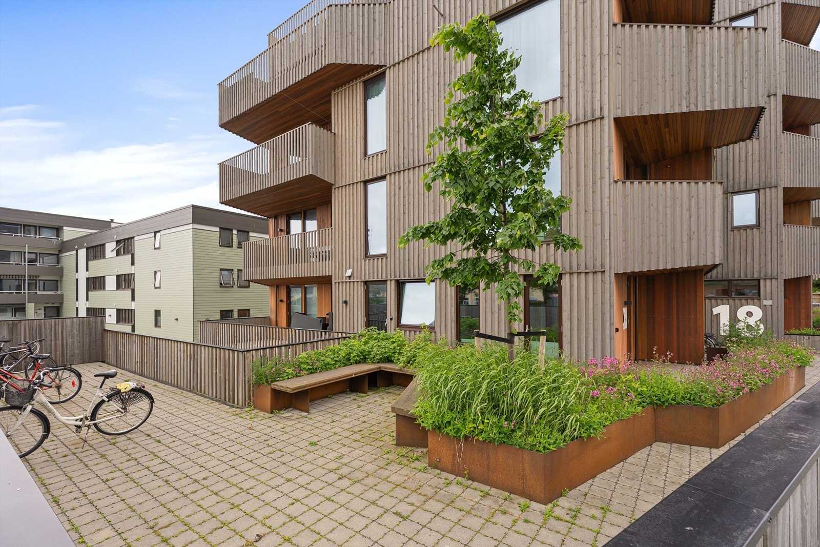 Sameiet har sykkelparkering, sittegruppe og takterrasse Galleribilde