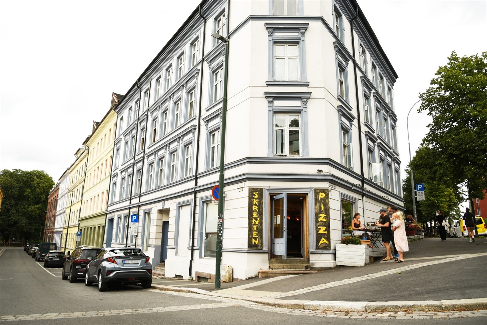 Nabolagspizza og ferke brød nytes ved Skrenten pizza Galleribilde