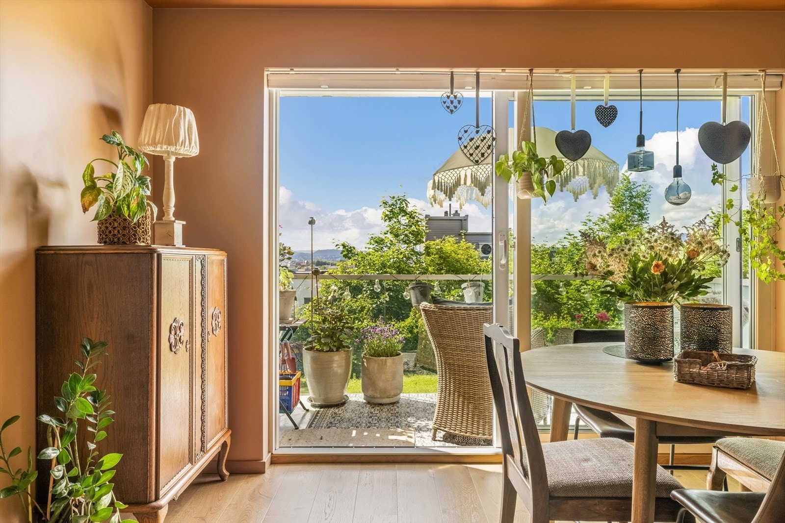 Leiligheten har en solrik balkong på ca. 5 m² som fungerer som en naturlig forlengelse av stuen i sommerhalvåret. Galleribilde