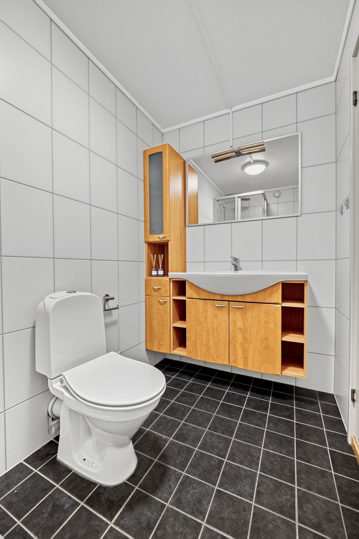 Badet ble oppgradert i 2008, og fremstår som velholdt og pent. (digitalt stylet bilder) Galleribilde