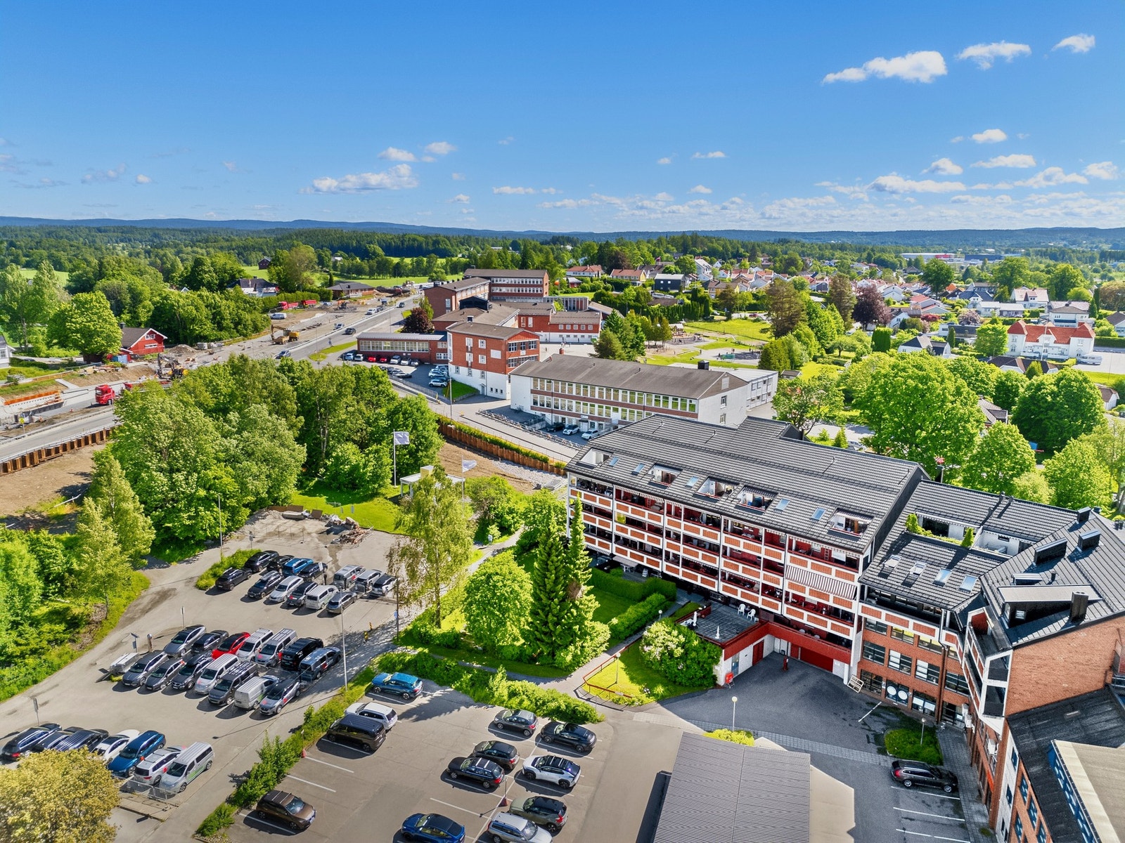 Det er parkeringsplasser rett utenfor mot betaling. Galleribilde