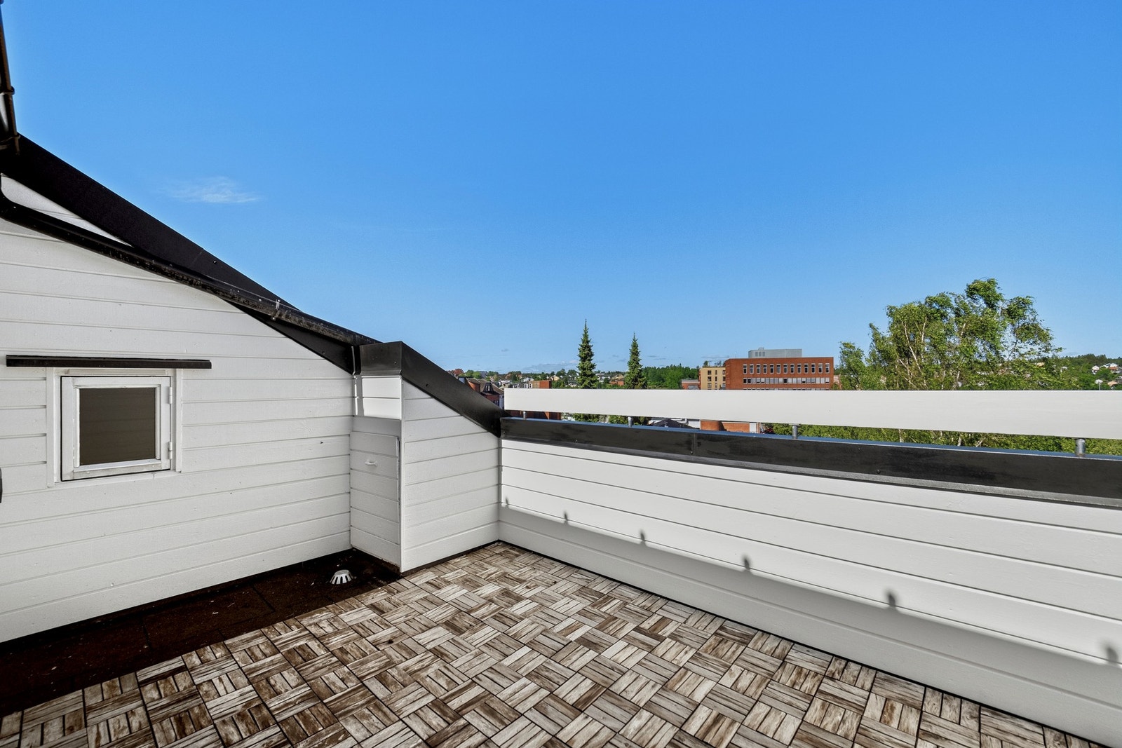 Terrassen har treheller på dekket, og både sideveggene og rekkverket er tett. Galleribilde