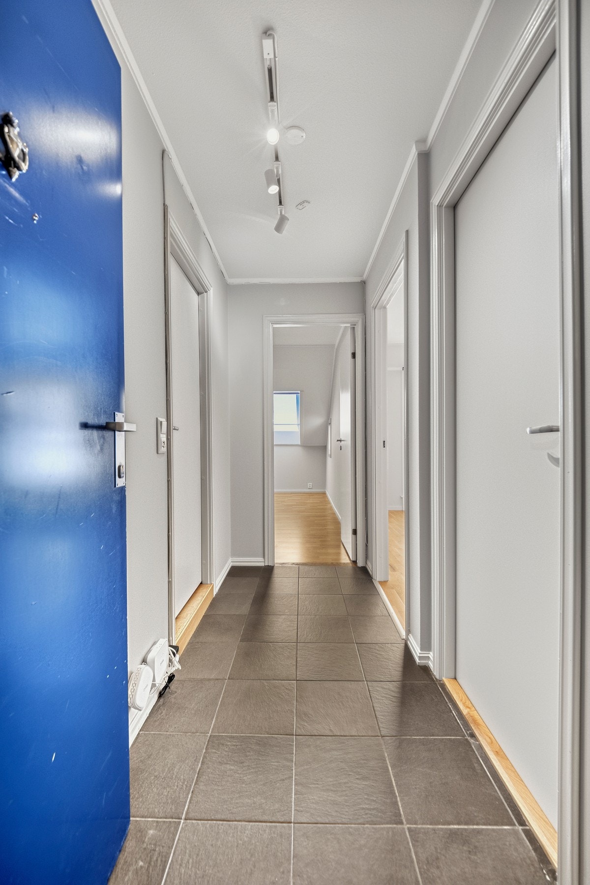 Leiligheten har en pen entré med flislagt gulv. Galleribilde