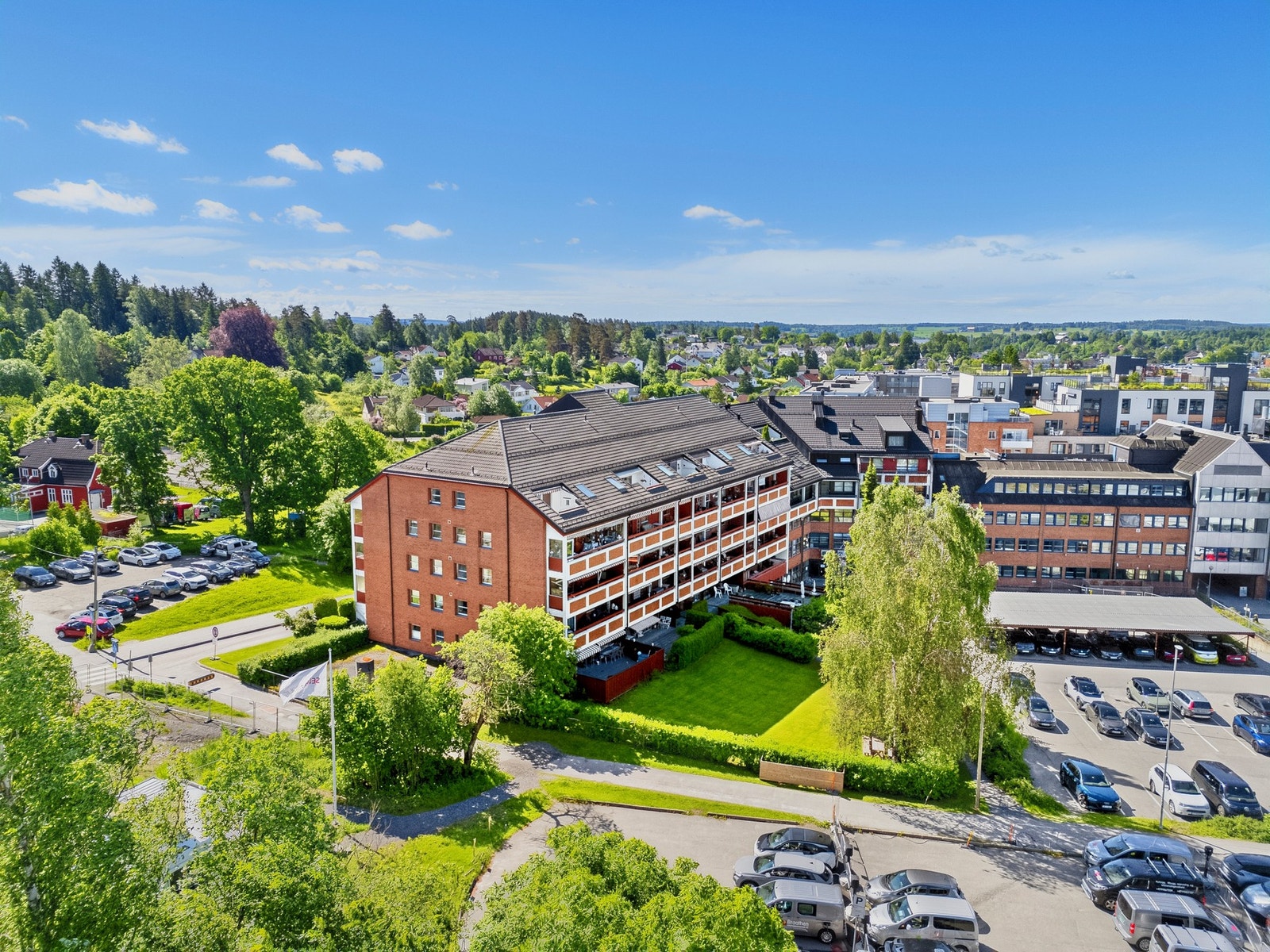 Fellestomten er meget pent opparbeidet med store plenarealer, frodige prydbusker og asfalterte internveier. Galleribilde