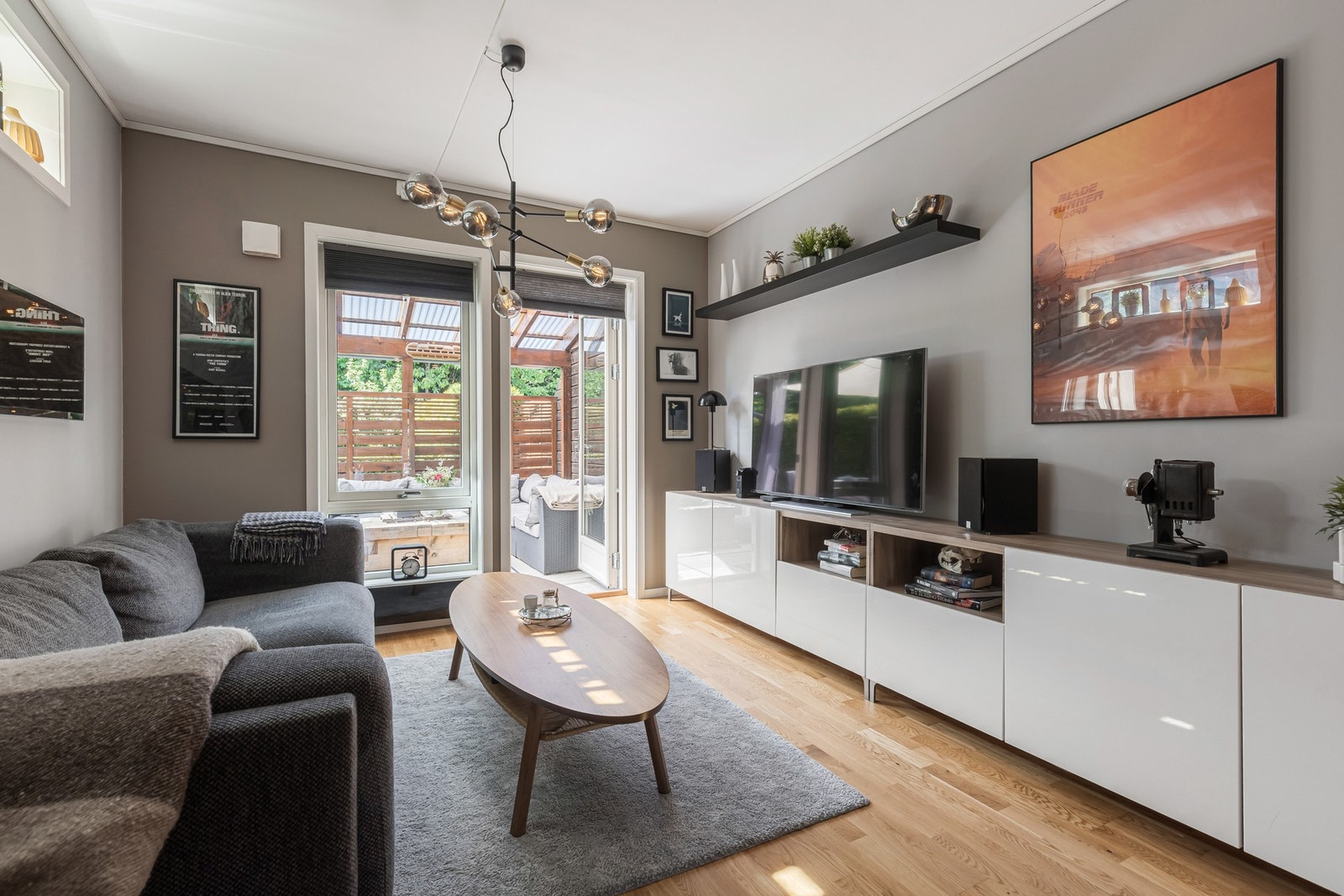 Stuen har plass til sofa med bord. Galleribilde