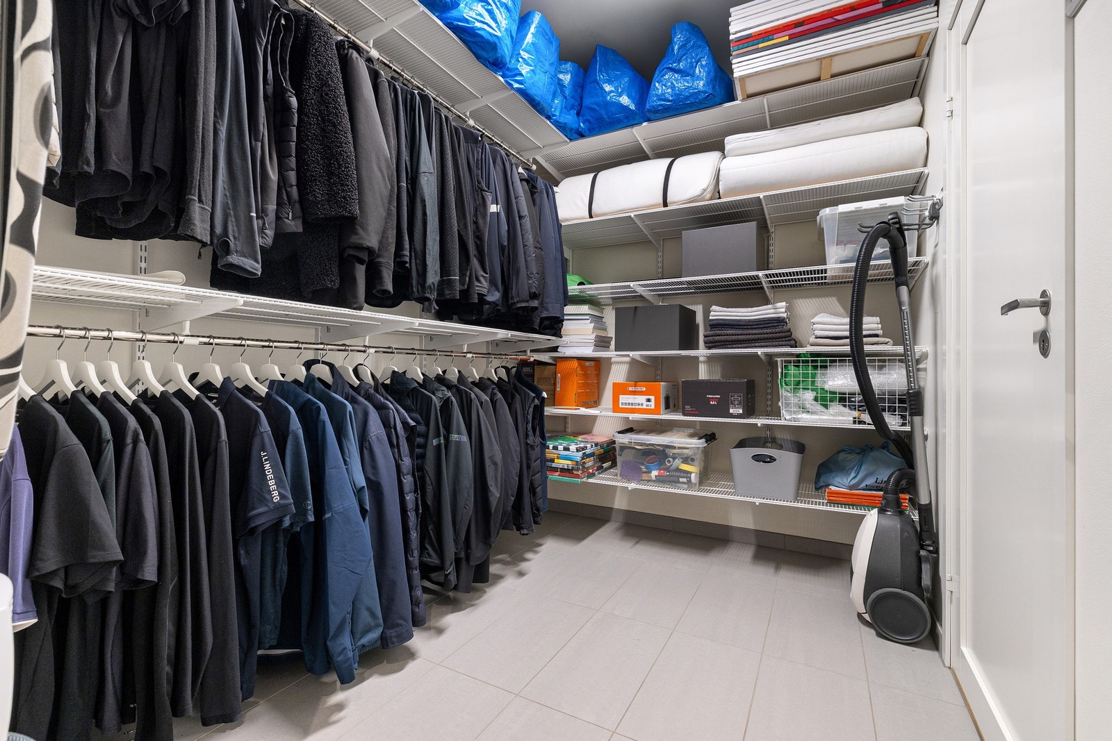 Praktisk garderobe i underetasjen, tilknyttet vaskerommet. Galleribilde