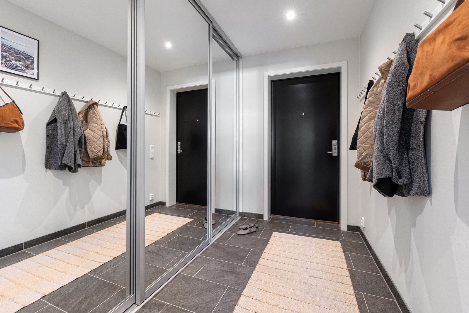Det er gode oppbevaringsmuligheter i entréen. Galleribilde