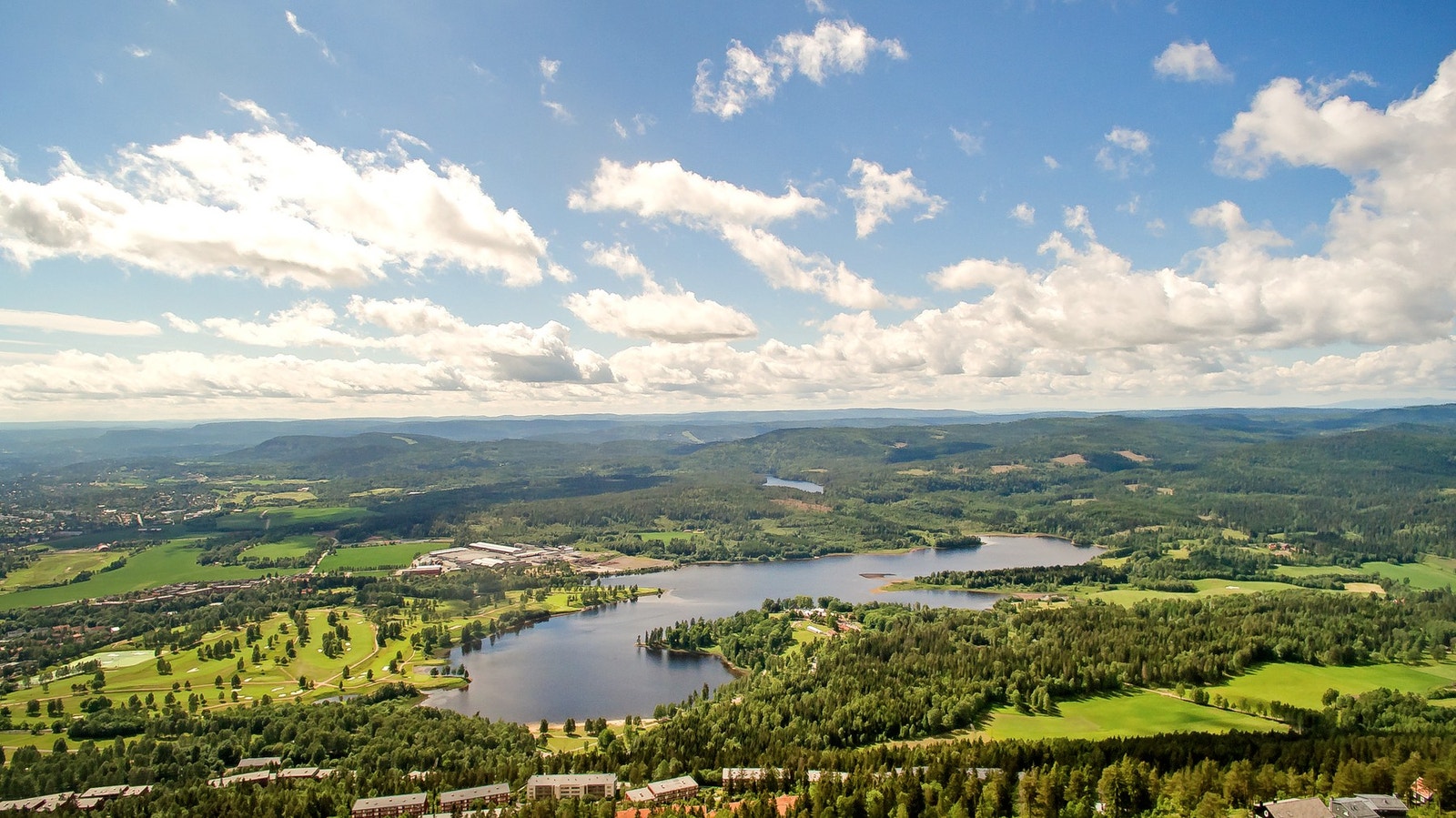 Nærområdet. Boligen ligger nærme Oslo og sentrumskjernen, samtidig kan man nyte godt av marka like utenfor døra - det beste fra to verdener. Galleribilde