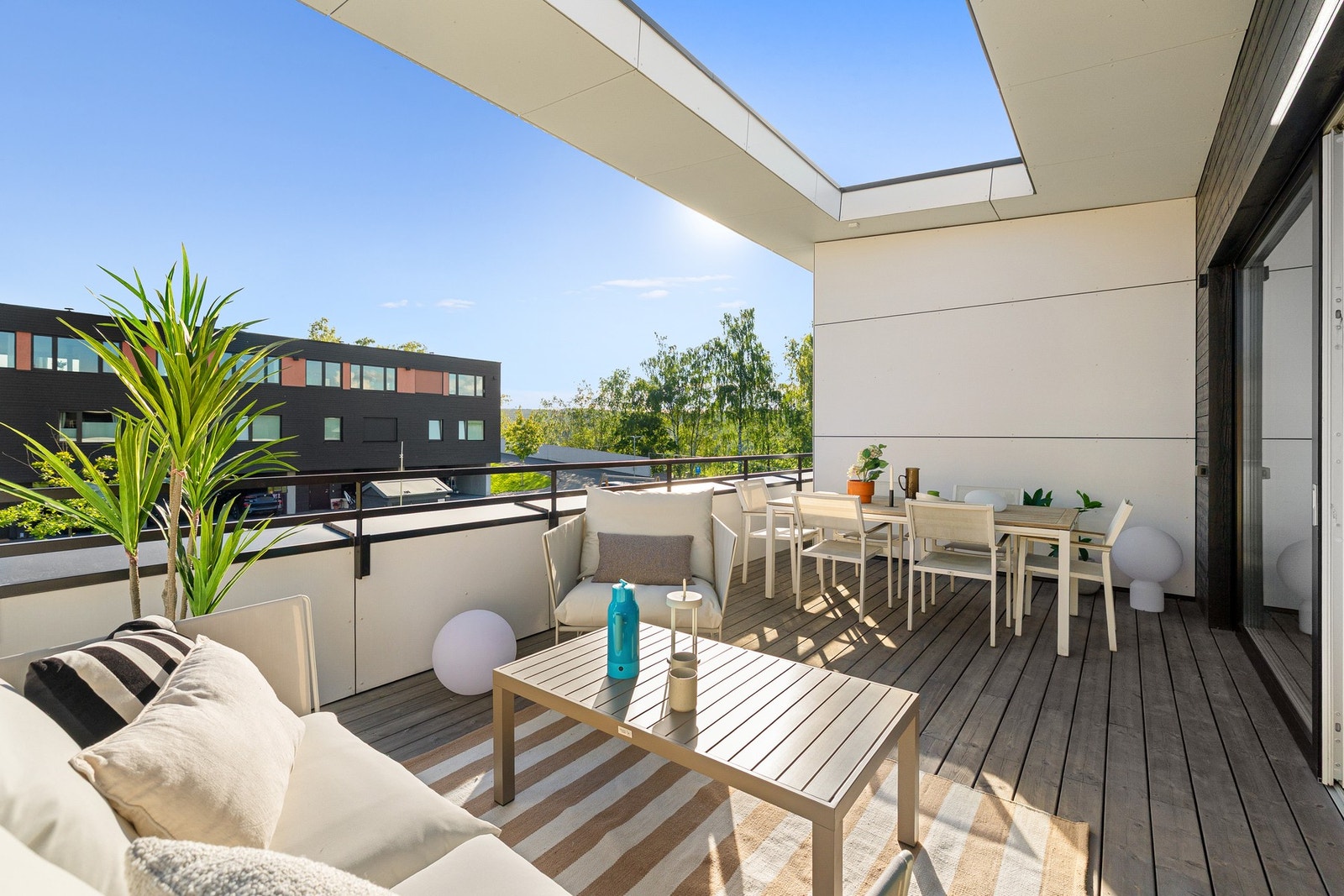 Takterrassen er i betongkonstruksjon, med adkomst fra stue. Galleribilde