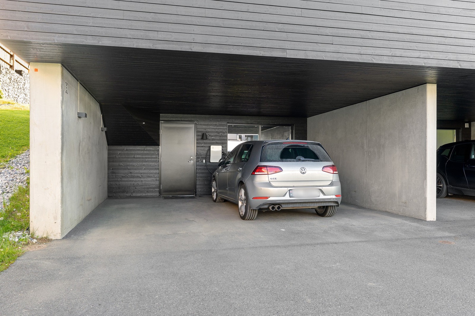 Carporten tilbyr parkering for to biler. Galleribilde