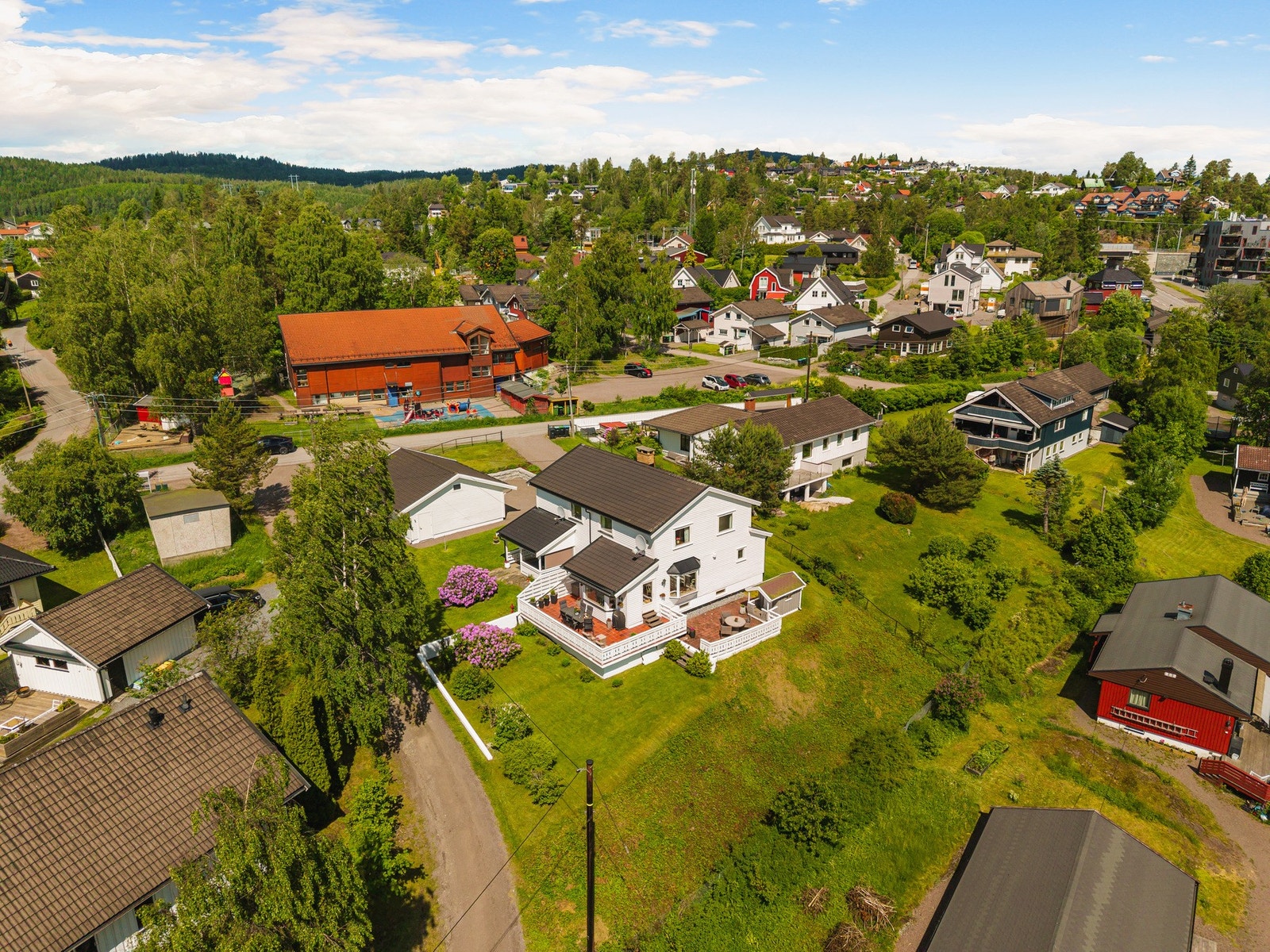 Daglige servicetilbud finner du blant annet ved Nittedal stasjon, hvor det er Bunnpris med post i butikk og frisør. Galleribilde