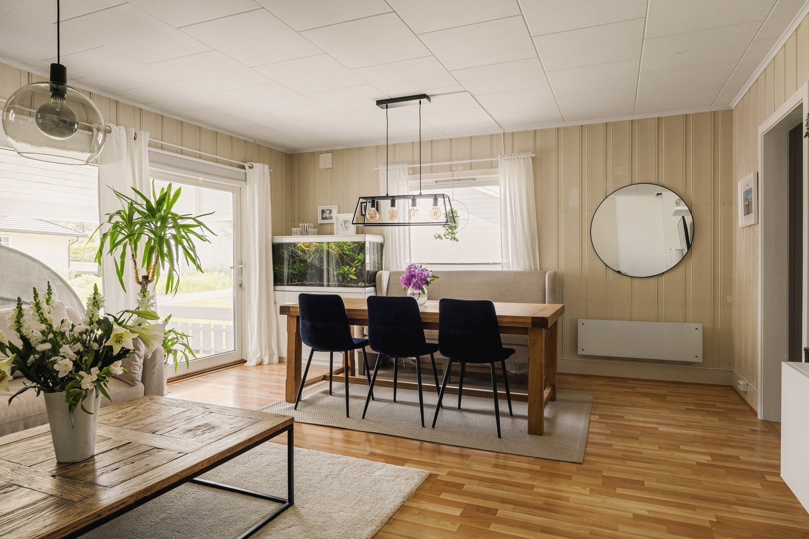 Her har du plass til sofagruppe med tilhørende møblement, i tillegg til en spisegruppe. Galleribilde
