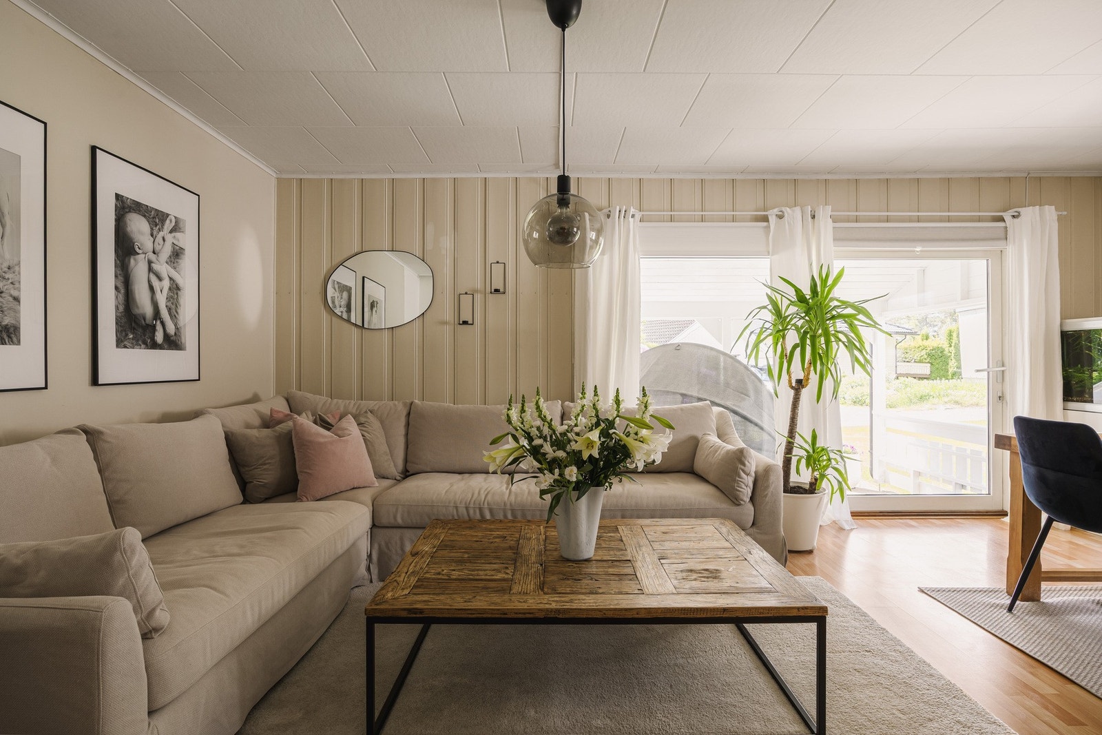 Stuen er lys og romslig med lysmalte vegger og himling, samt parkett på gulvet. Galleribilde