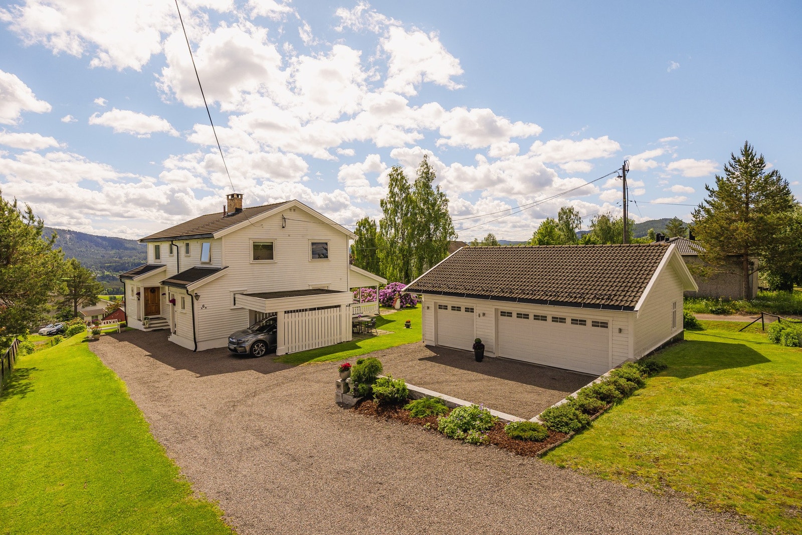 Videre har boligen et flott uteområde med gode solforhold, som består av både terrasse og hage. Parkering på gårdsplass, carport og garasje. Galleribilde