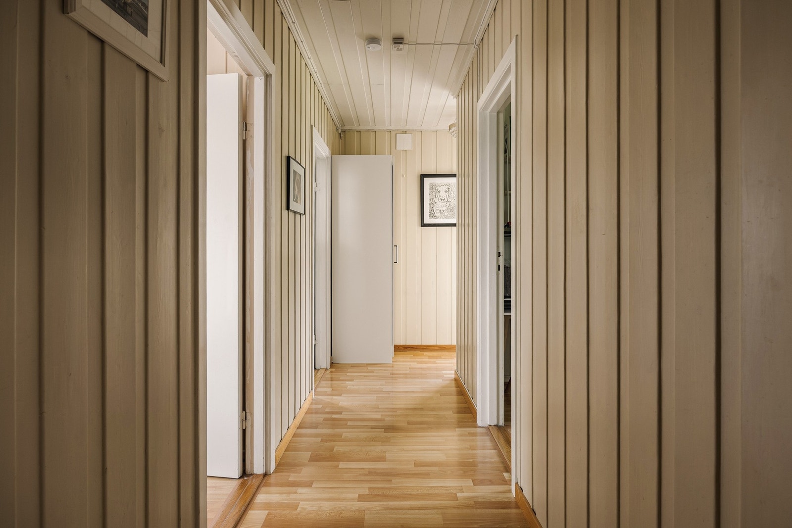 Som i Del B består også boligens andre etasje av tre soverom og et baderom. Galleribilde