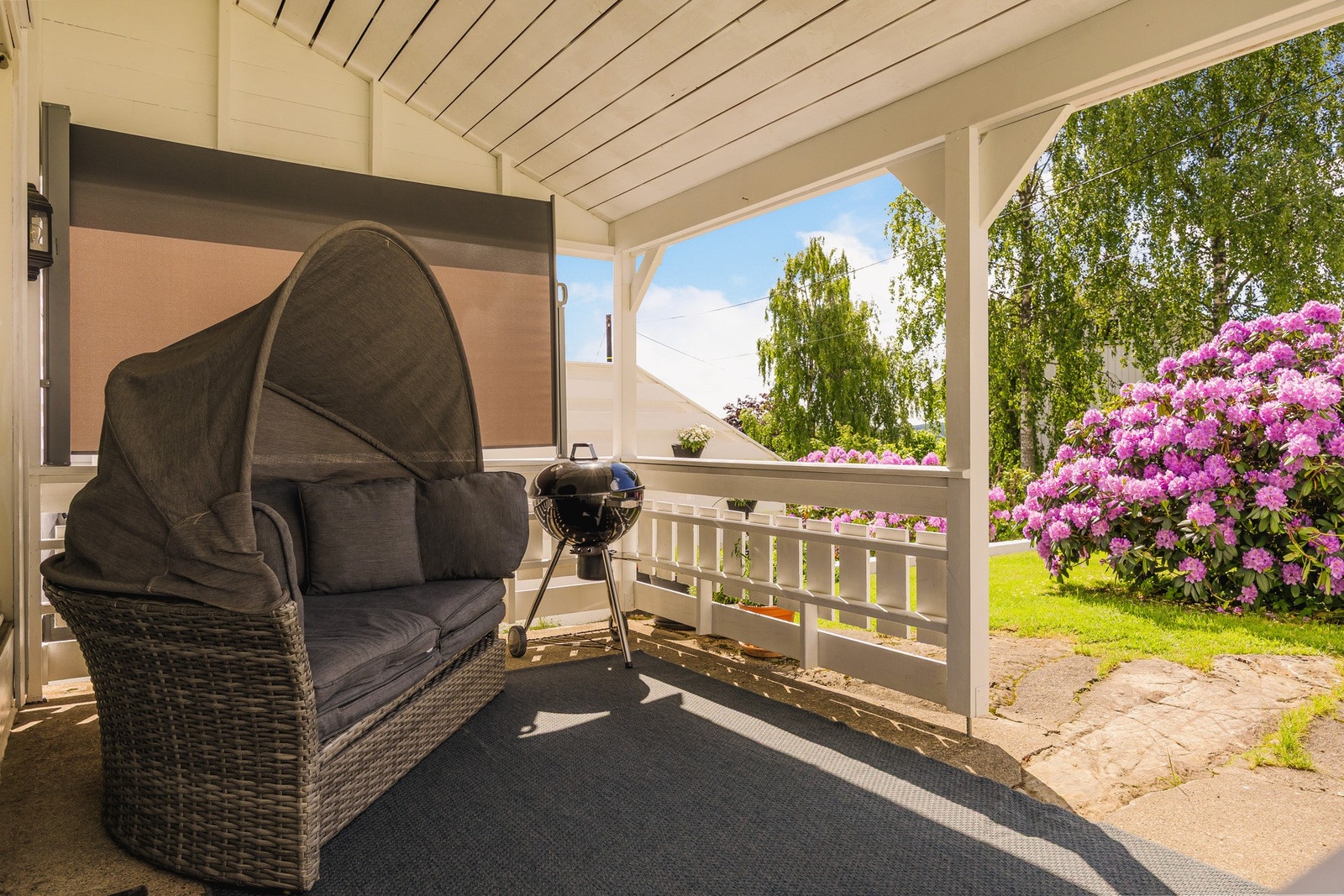 Vinduet fungerer som en praktisk skyvedør ut mot balkongen slik at man kan få en behagelig forlengelse av stuen på sommerstid. Galleribilde
