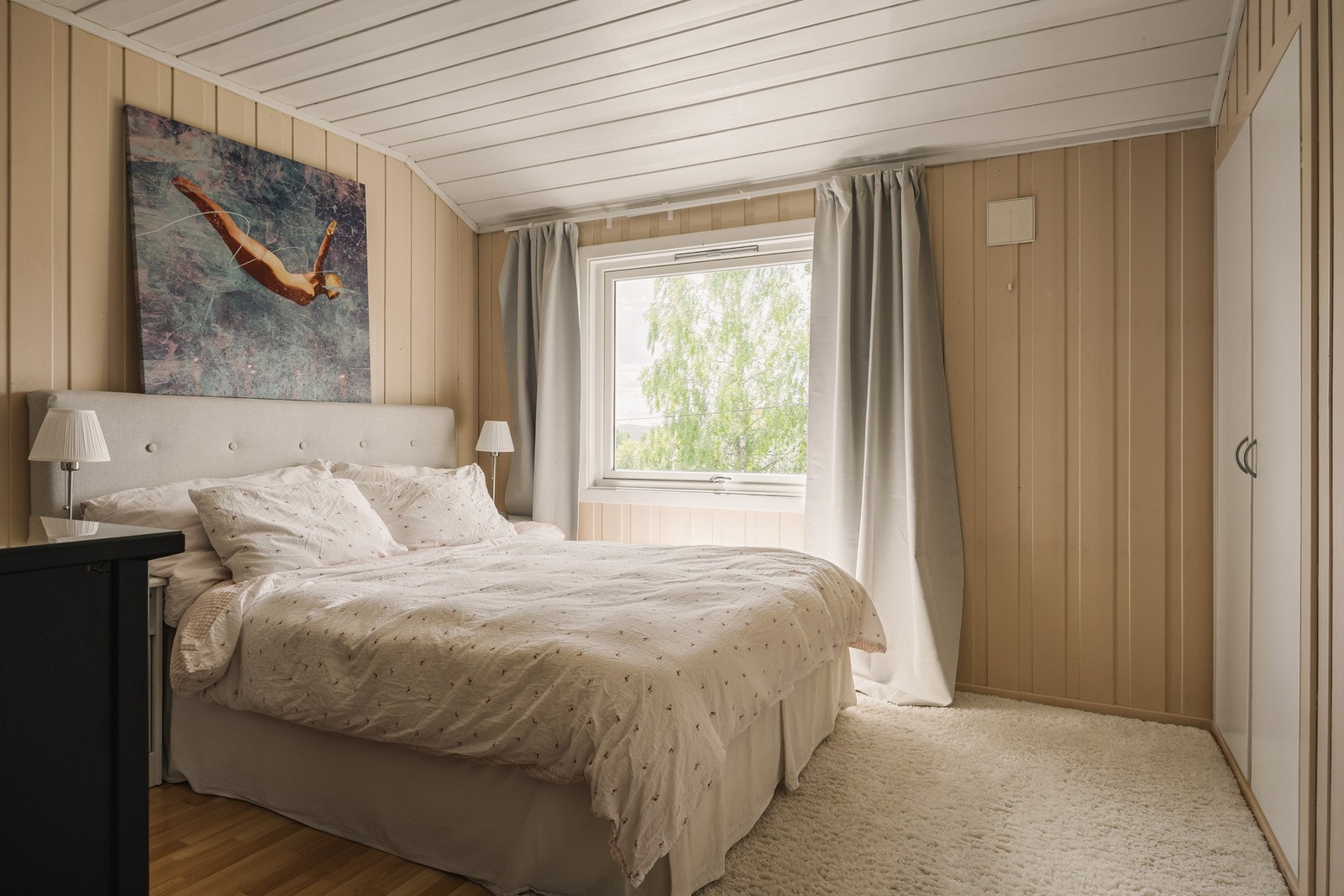 På hovedsoverommet er det plass til dobbeltseng, i tillegg til at det er innebygd klesskap. Galleribilde