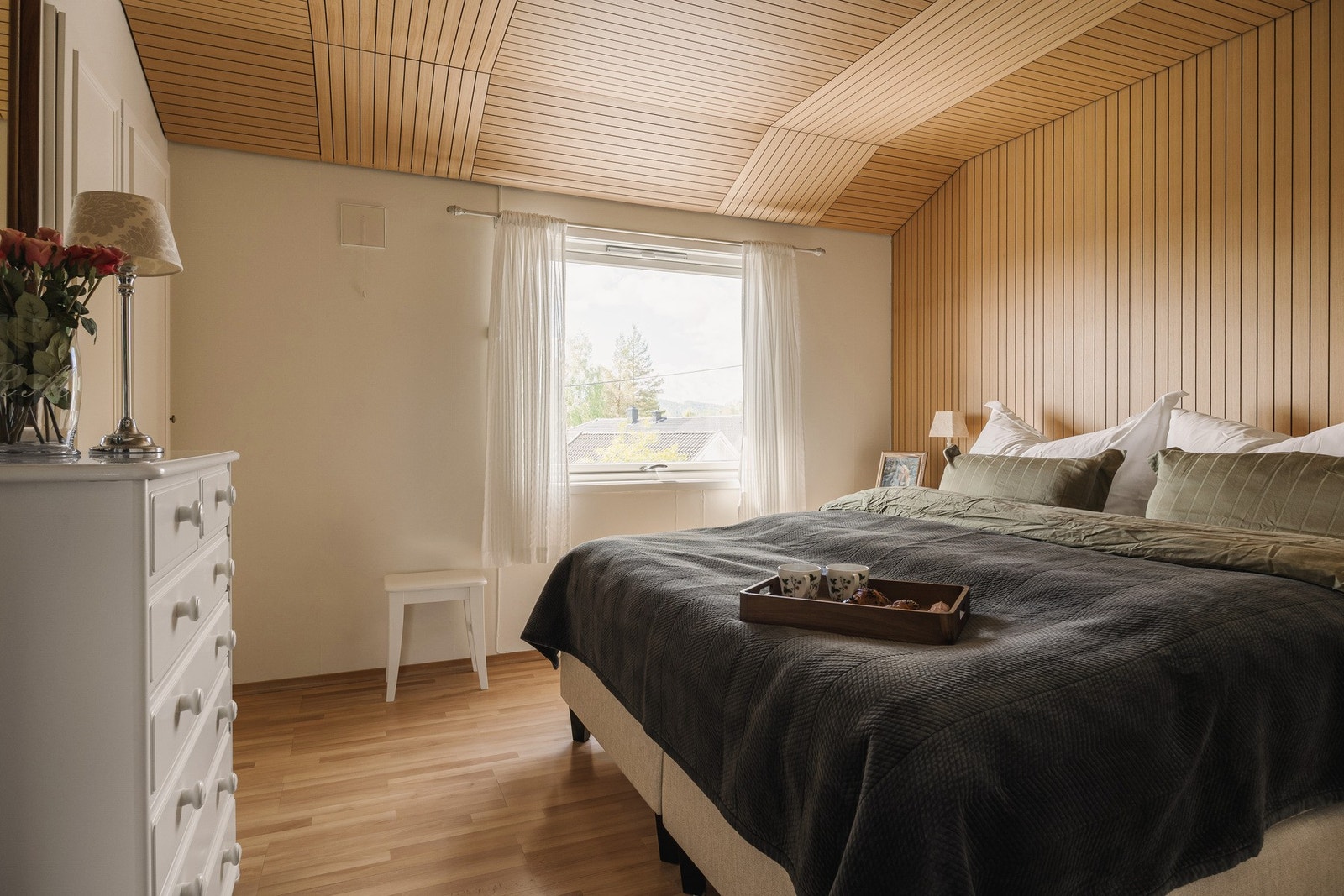 På soverommene er det plass til seng med tilhørende møblement, der hovedsoverommet er litt romsligere med ekstra fleksibilitet i innredningen. Galleribilde