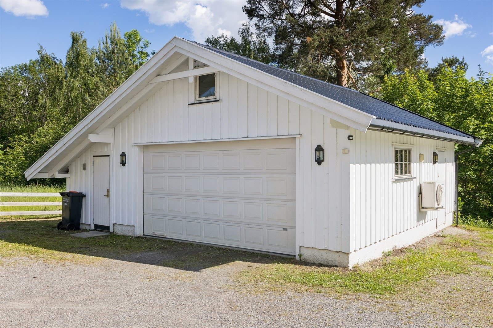 Dobbelgarasje med elbillader Galleribilde