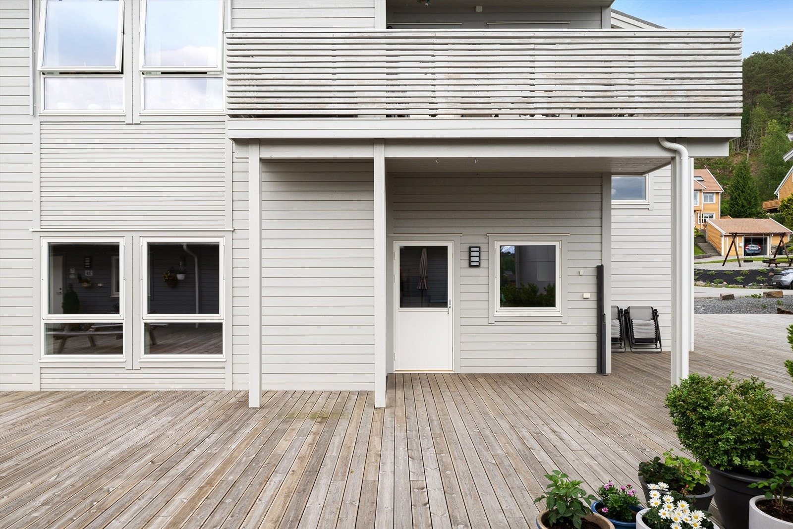 Terrasse foran leiligheten (terrassen er ca samme areal som balkongen i etasjen over). Areal utover dette er sameiets fellesareal. Galleribilde