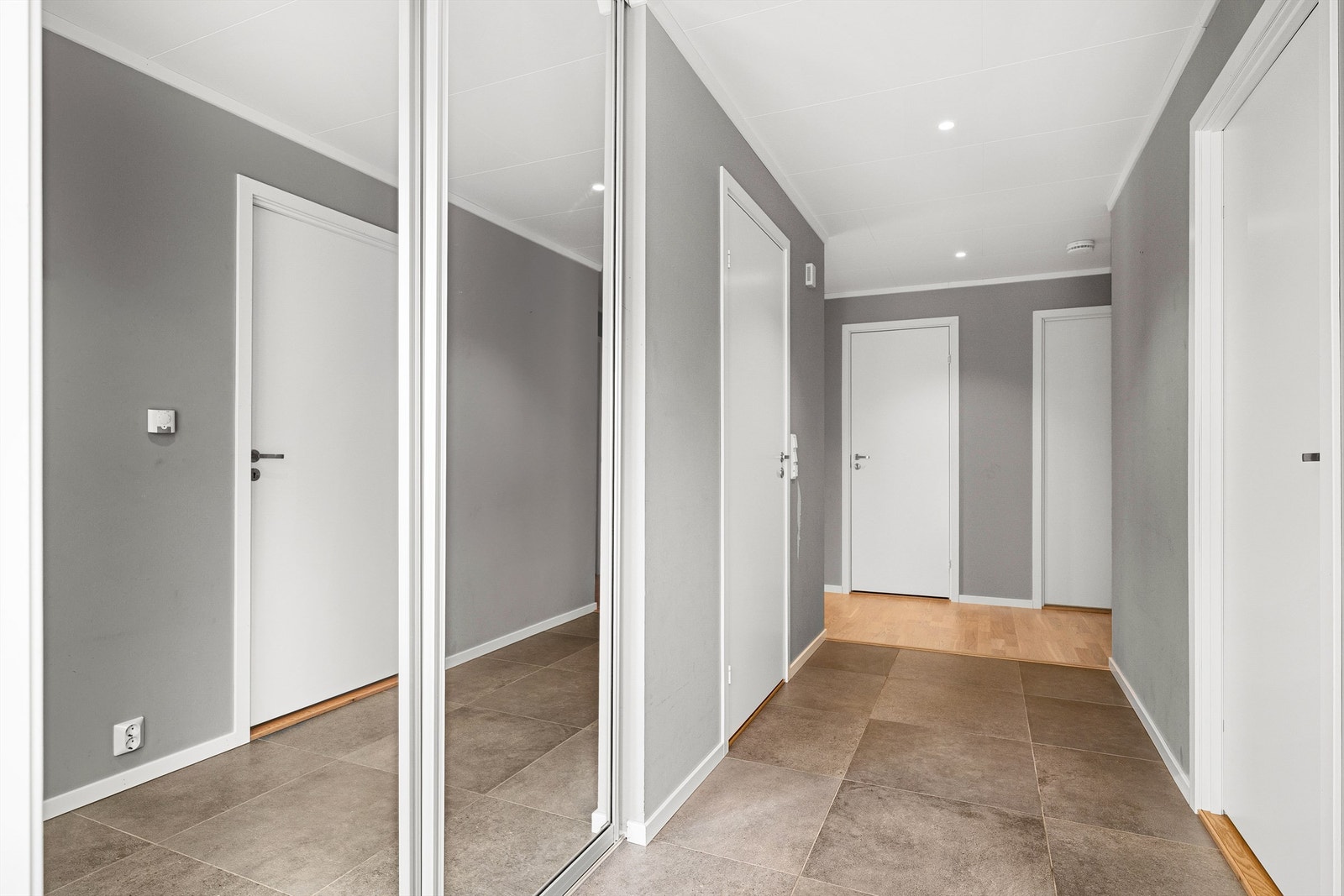 Gang med skyvedørsgarderobe Galleribilde