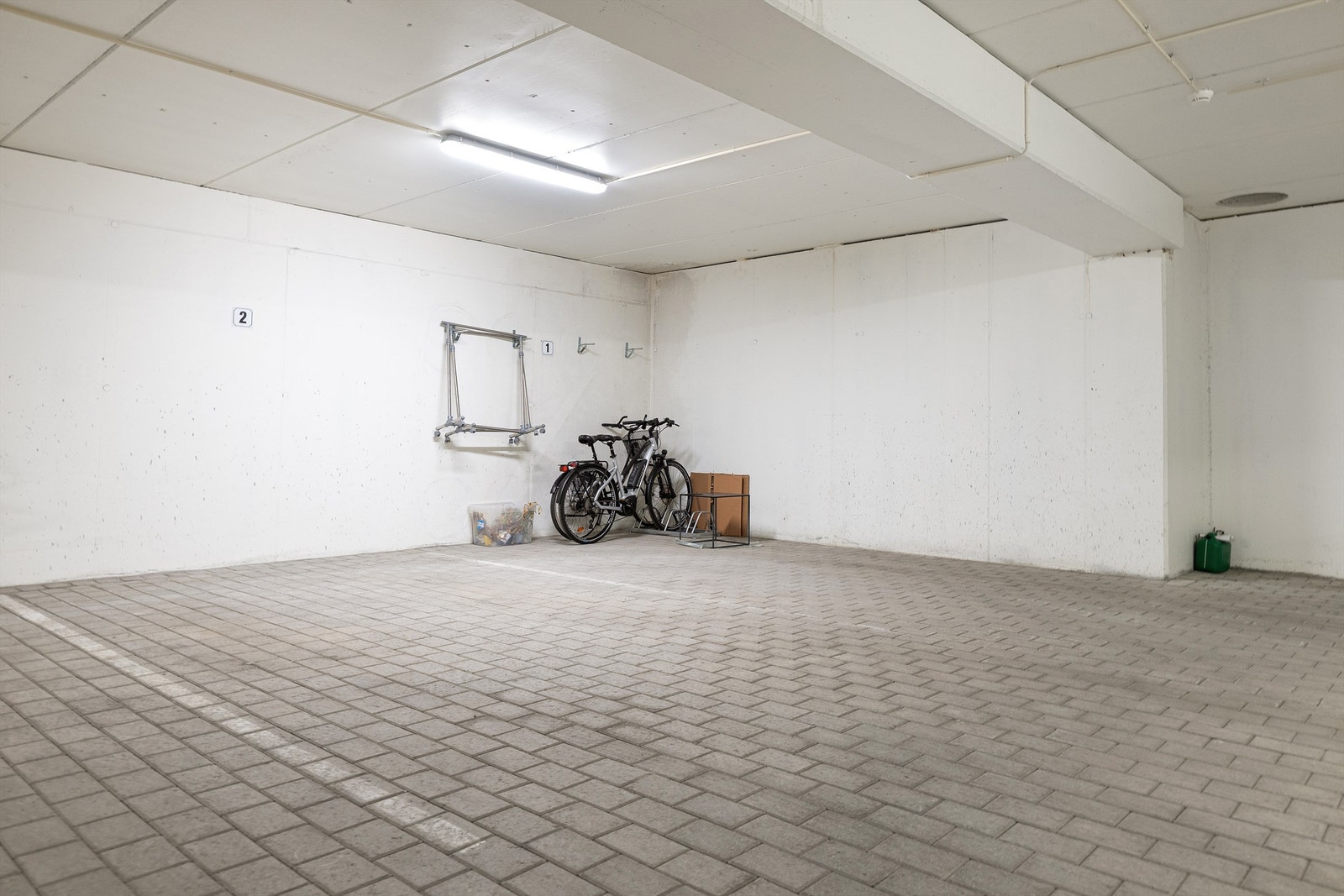 Leiligheten disponerer to biloppstillingsplasser i felles parkeringsgarasje Galleribilde