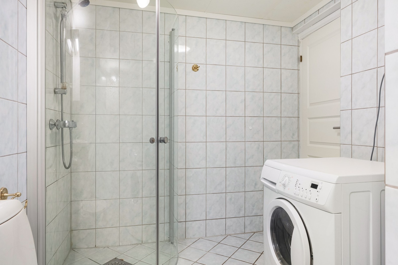 Badet i underetasjen er helfliset og måler ca. 5,2 kvm. Galleribilde