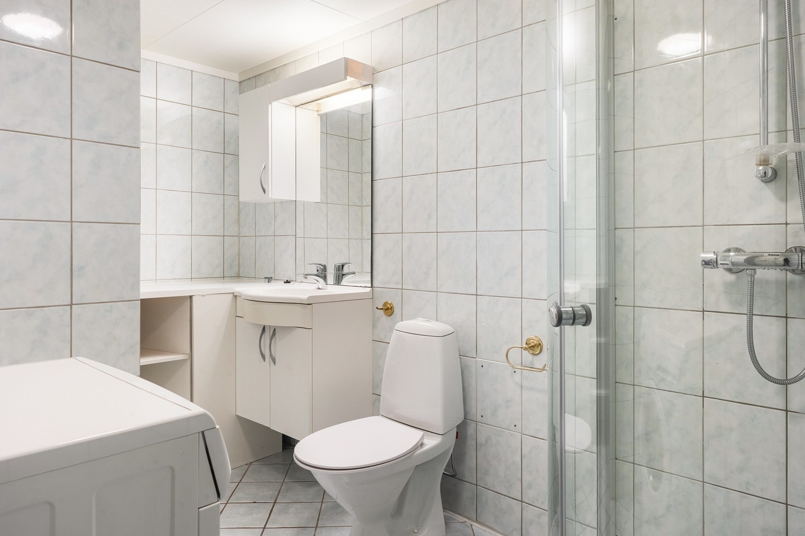 Badet har varmekabler i gulvet og opplegg for vaskemaskin. Galleribilde