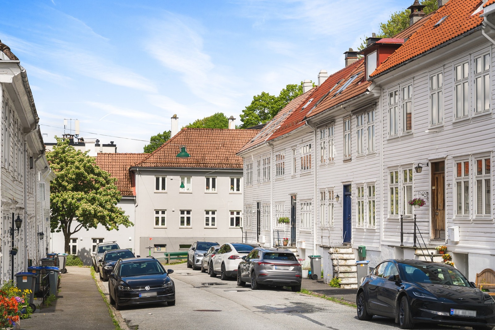 Leiligheten ligger attraktivt til i byens solrike side, omringet av sjarmerende Bergenshus og koselige gater. Galleribilde