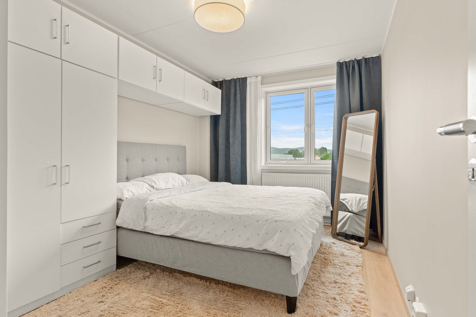 Soverommet har god størrelse med plass til stor seng og garderobeløsning. Galleribilde