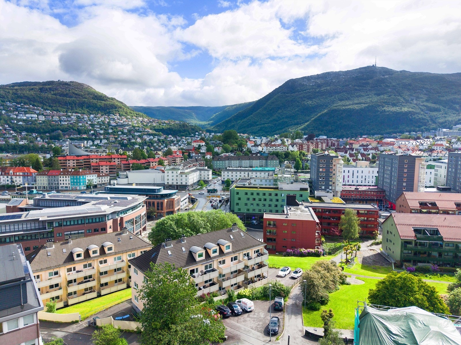 Flotte fellesarealer bestående av parkeringsplasser og grøntområder Galleribilde