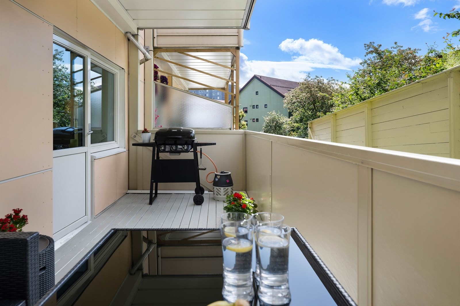 Godt skjermet uteplass med gode solforhold midtsommers. Galleribilde