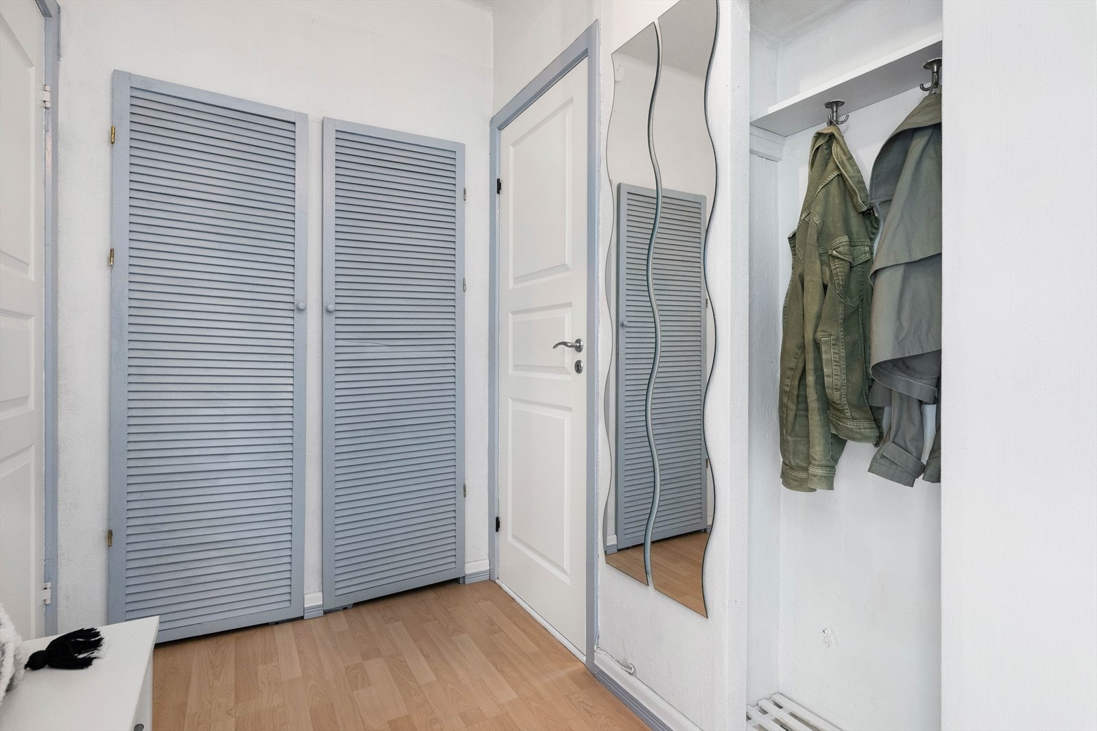 Romslig inngangsparti med gode lagringsmuligheter. Galleribilde