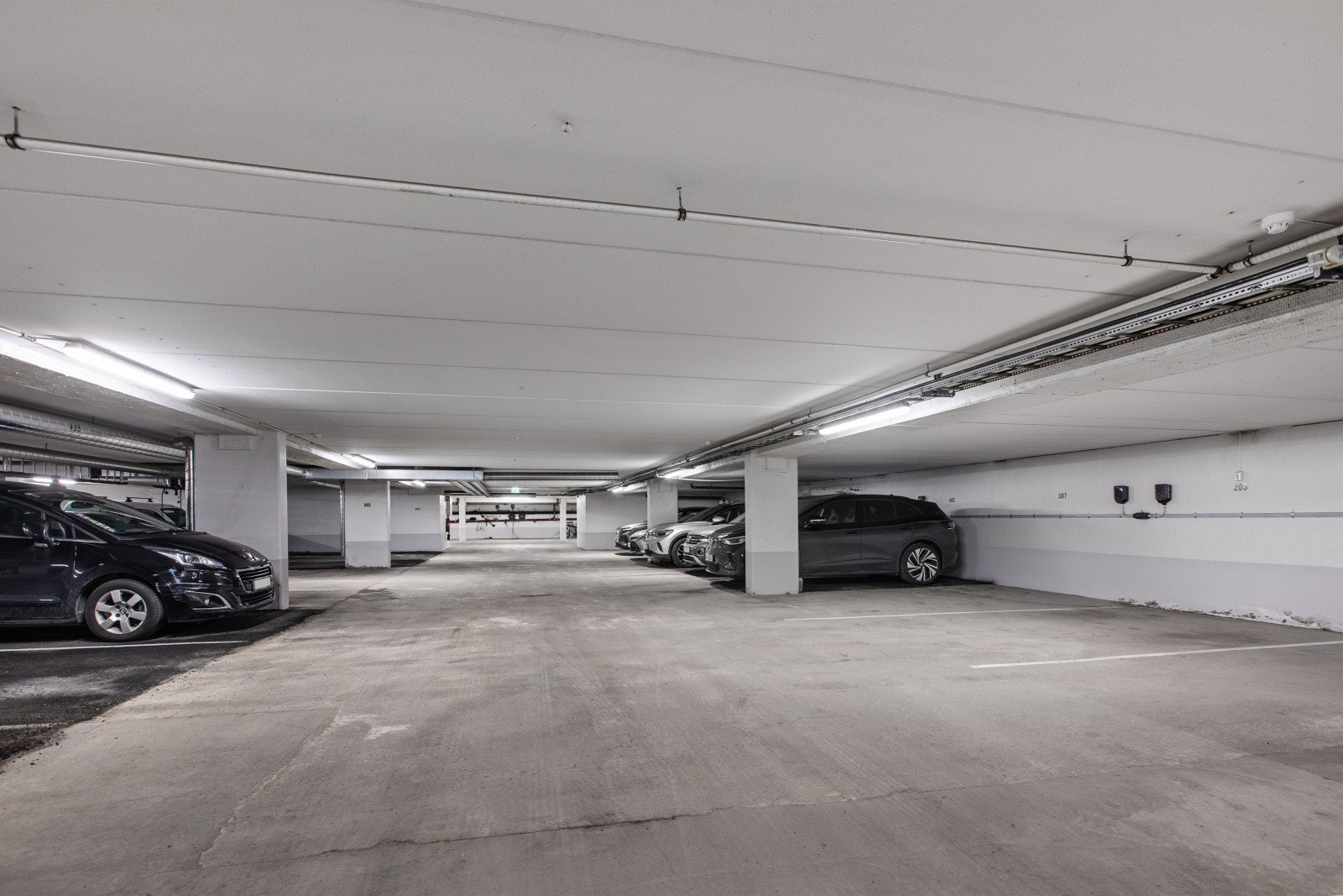 Det medfølger en fast parkeringsplass i underjordisk garasjeanlegg. I tillegg disponerer leiligheten en sportsbod i egen fløy adskilt i garasjekjelleren. Galleribilde