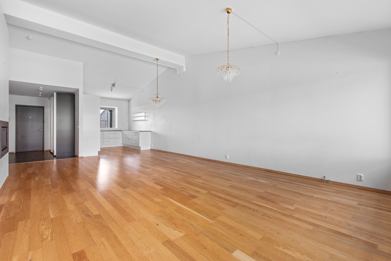 Stue og kjøkken i åpen løsning. Legg merke til den gode takhøyden, som bidrar til en luftig og romslig atmosfære. Galleribilde