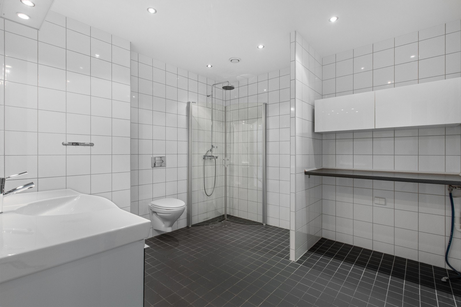 Nydelig, lyst bad med elegant downlights-belysning. Det er lagt opp for vaskemaskin og tørketrommel på badet. Galleribilde