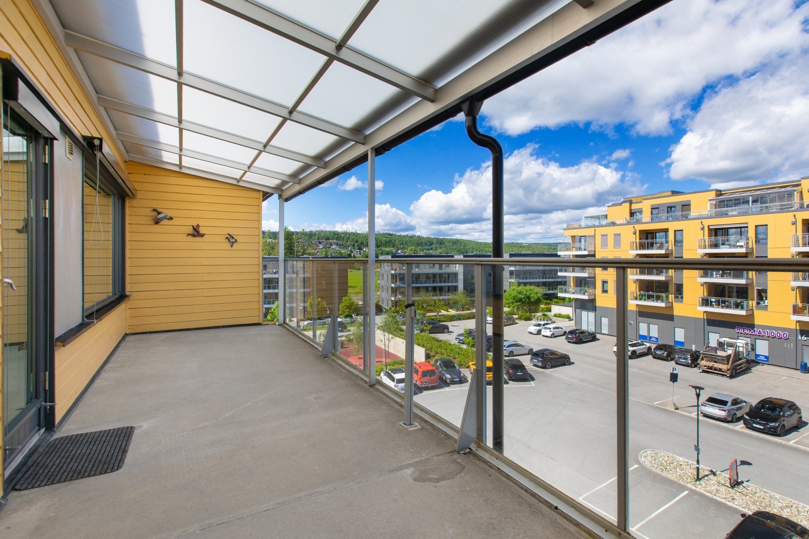 Romslig og overbygd balkong som kan nytes gjennom store deler av året. Galleribilde