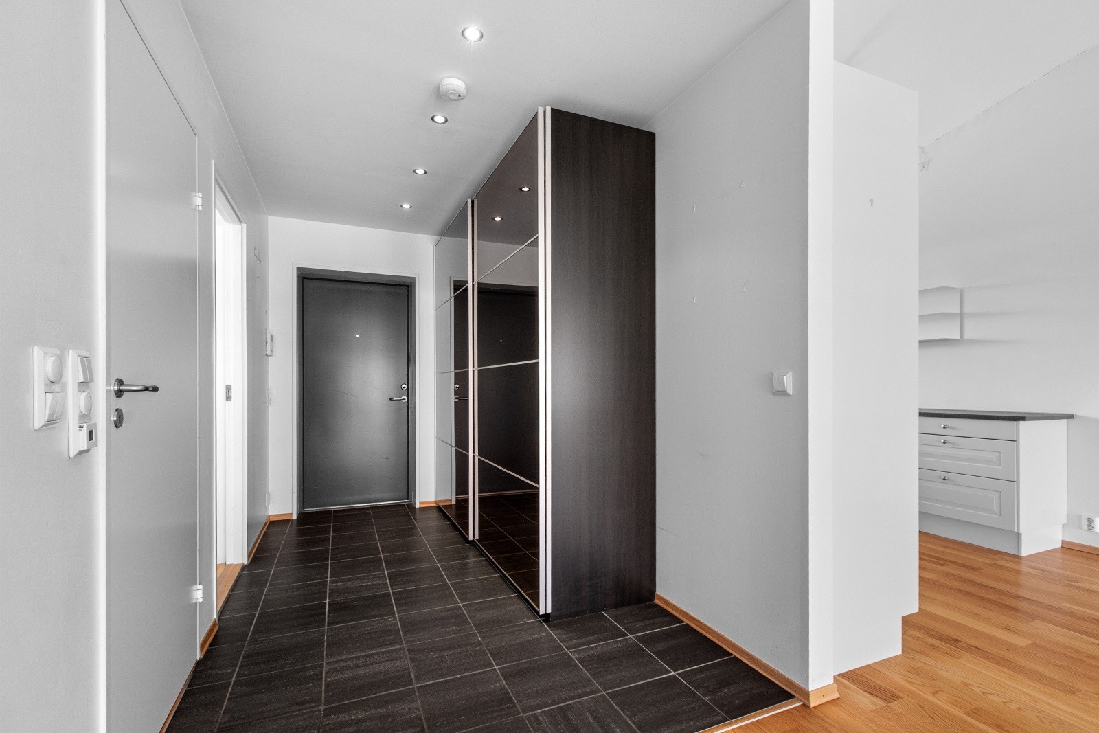 Velkommen inn! Romslig entré med skyvedørsgarderobe for oppbevaring av yttertøy og sko. Galleribilde