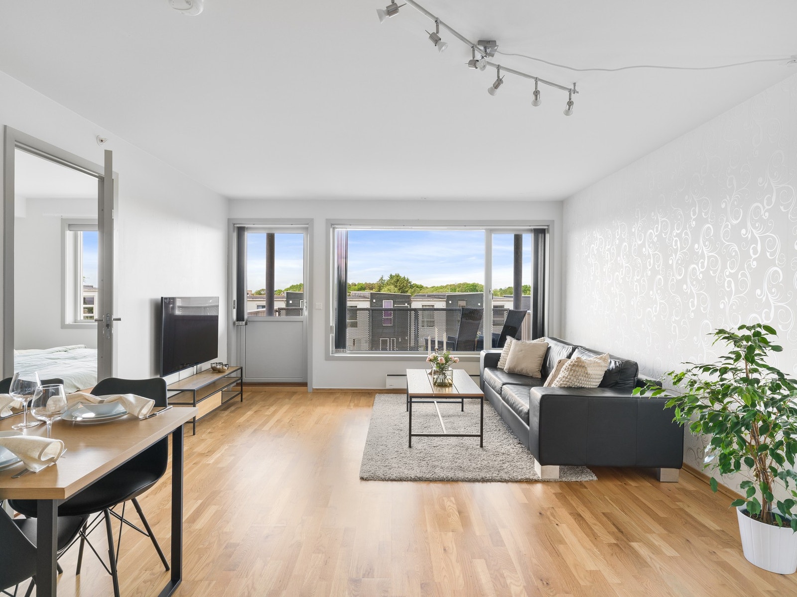 Store vindusflater slipper inn rikelig med naturlig lys og bidrar til en lys og innbydende atmosfære. Galleribilde