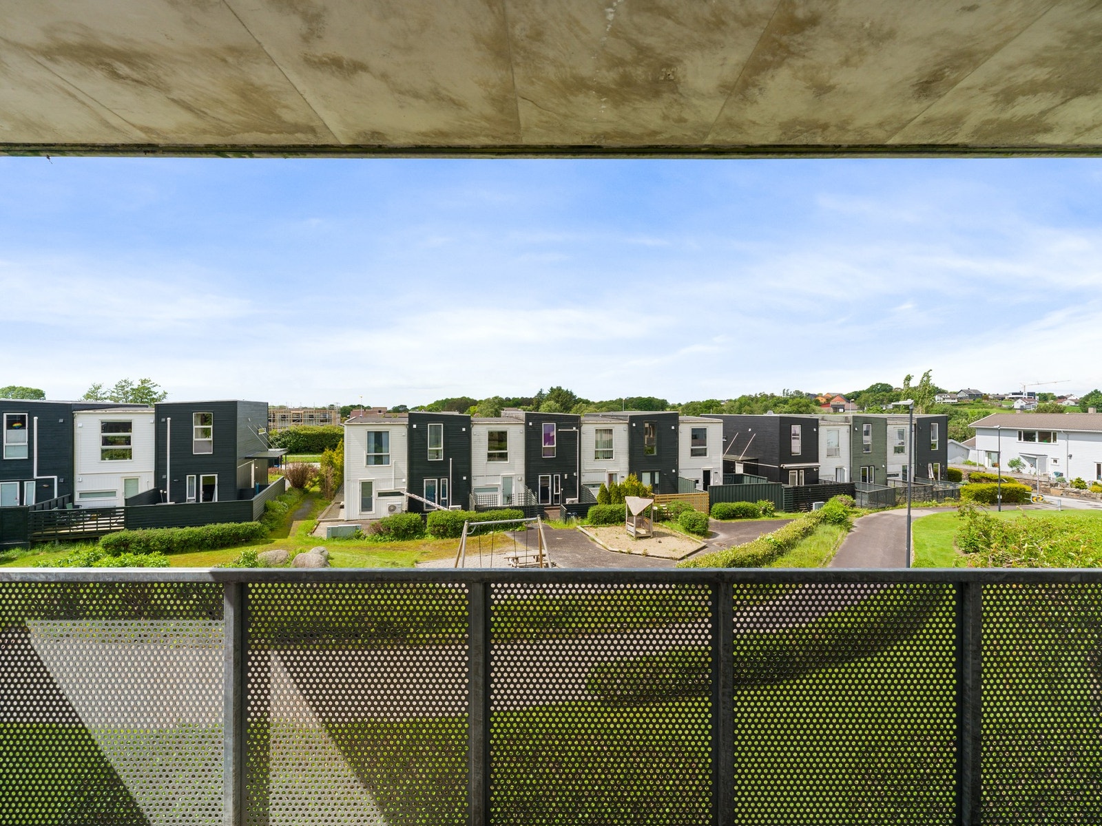 Fra balkongen har man utsikt over grøntområde. Galleribilde