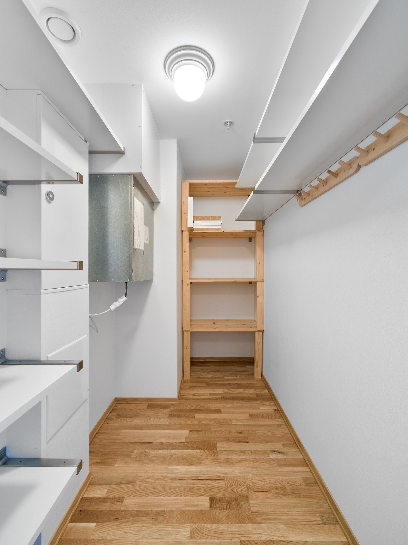 Ved entreen har leiligheten også en praktisk bod. Galleribilde